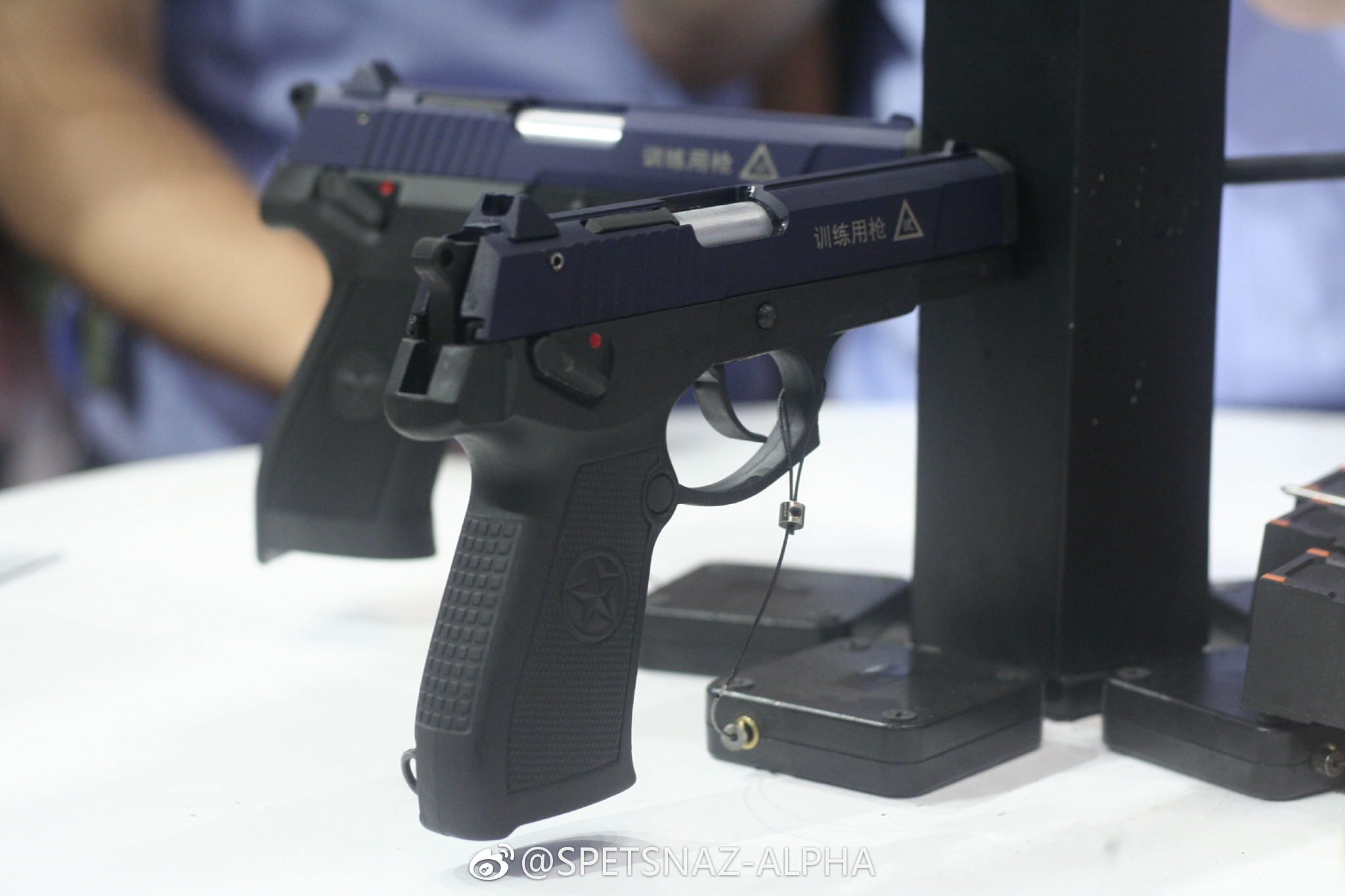 在今年的警展上除了公安部展厅别的展厅也展出一些轻武器展品