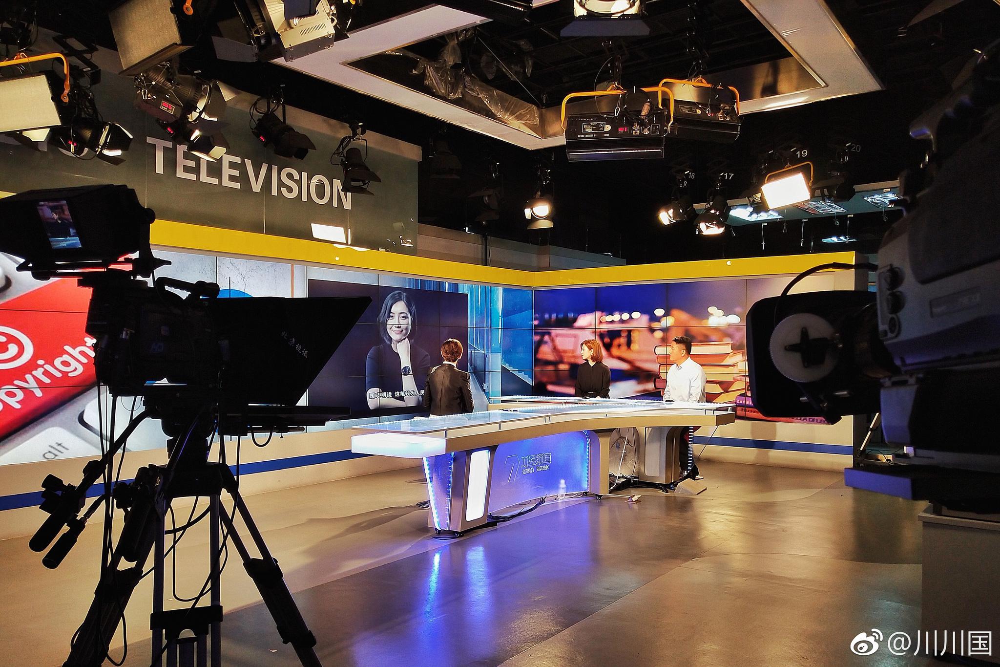 做客大连财经观察演播室从镜头背后走到镜头前,今晚大连财经频道见