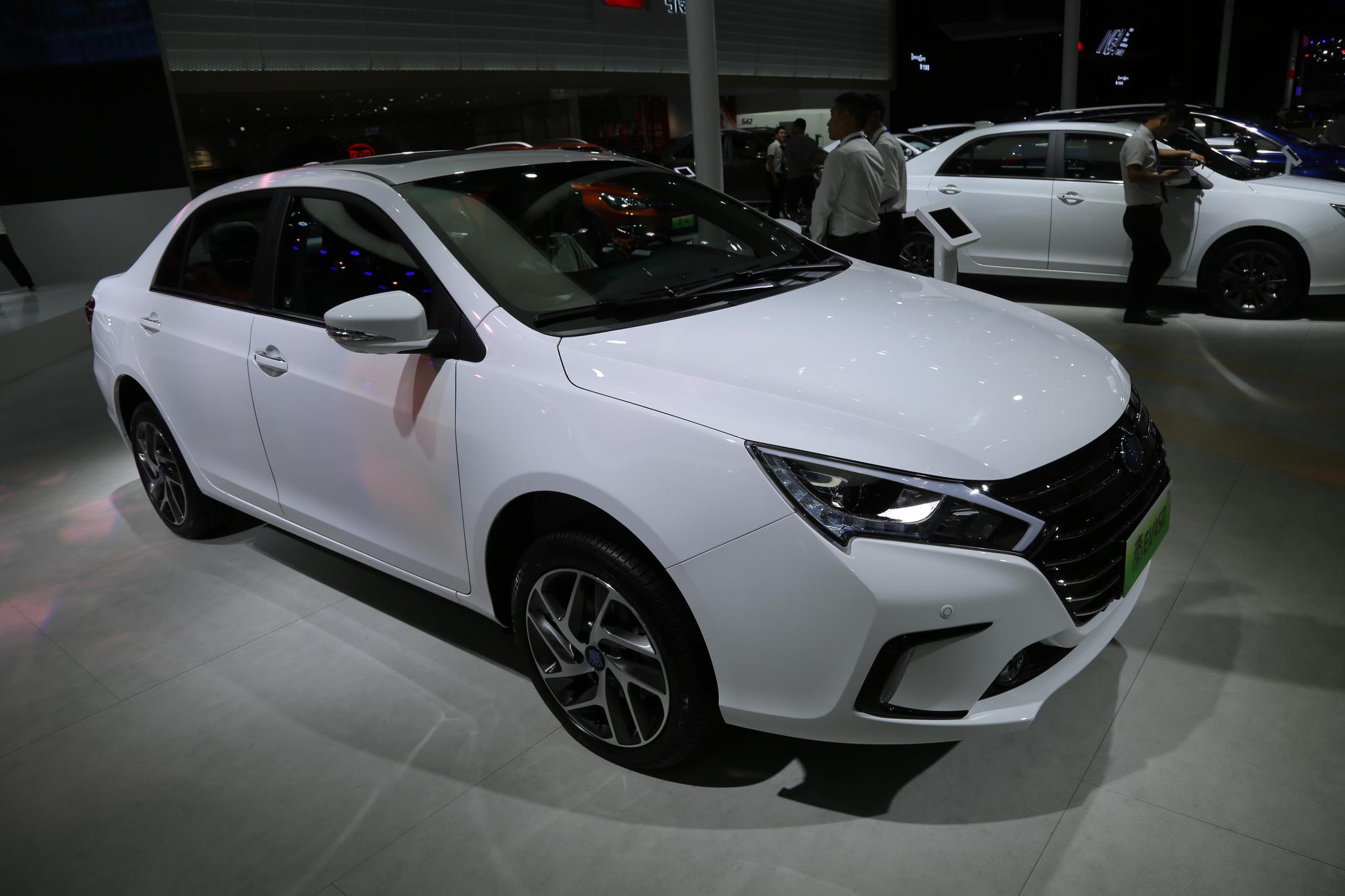 比亚迪秦ev45025万级别专业级智联纯电轿跑车展实拍