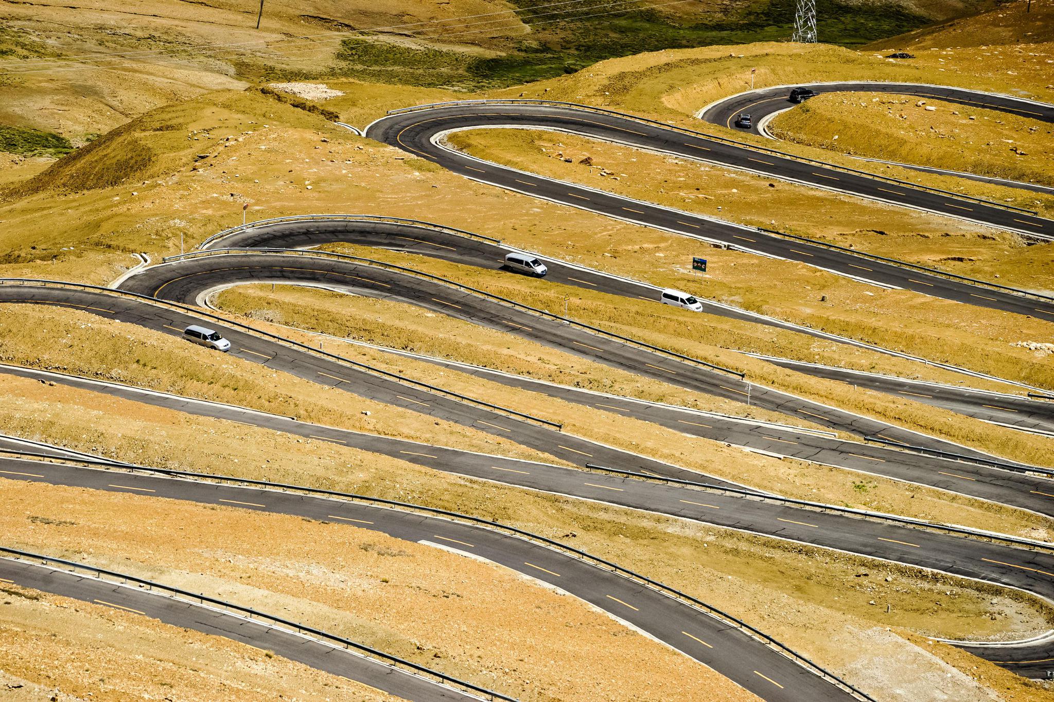 老司机最爱的公路98公里200多个180度连续急弯通往地球之巅