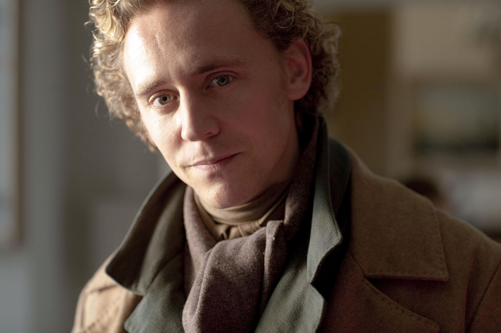 tom hiddleston 这个人走路也好看 source: .