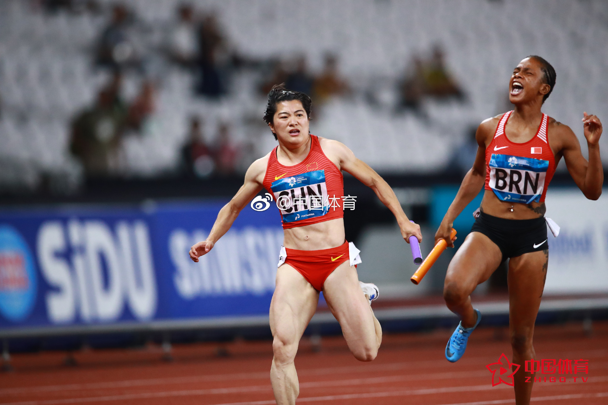 田径女子4x100米接力中国队拼尽全力