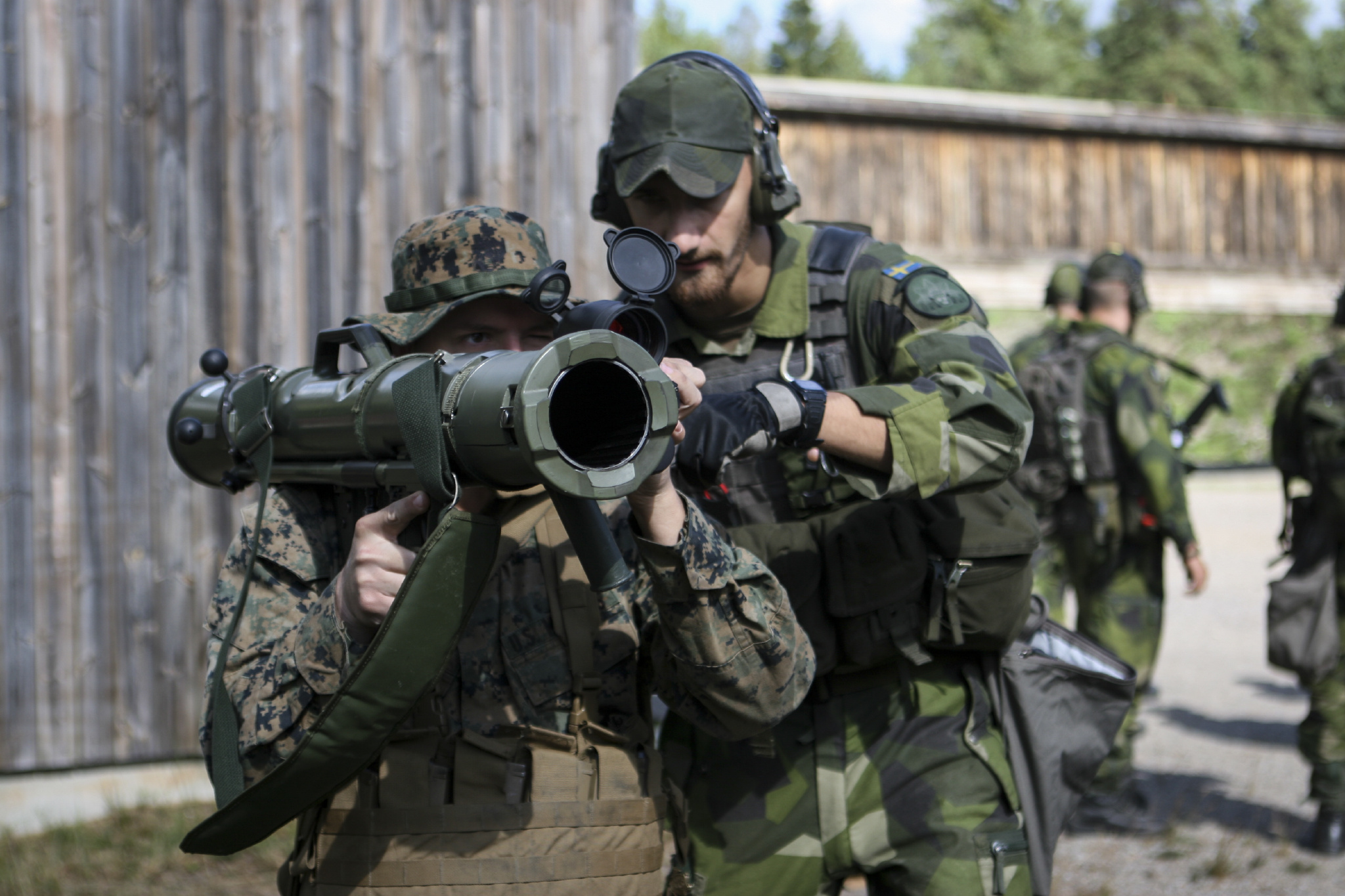 "群岛奋进"演习期间,美国海军陆战队同瑞典海岸游骑兵连的士兵在瑞典