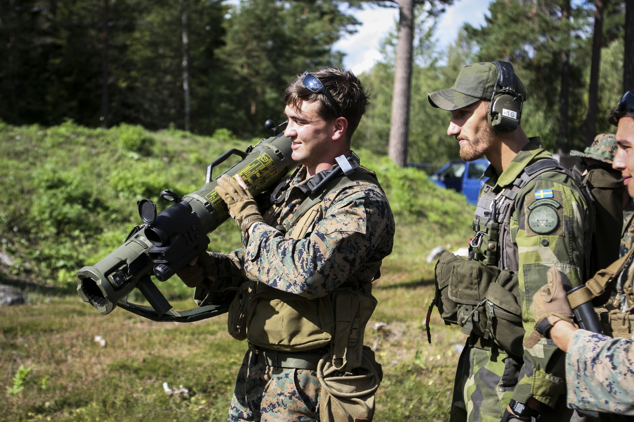 "群岛奋进"演习期间,美国海军陆战队同瑞典海岸游骑兵连的士兵在瑞典