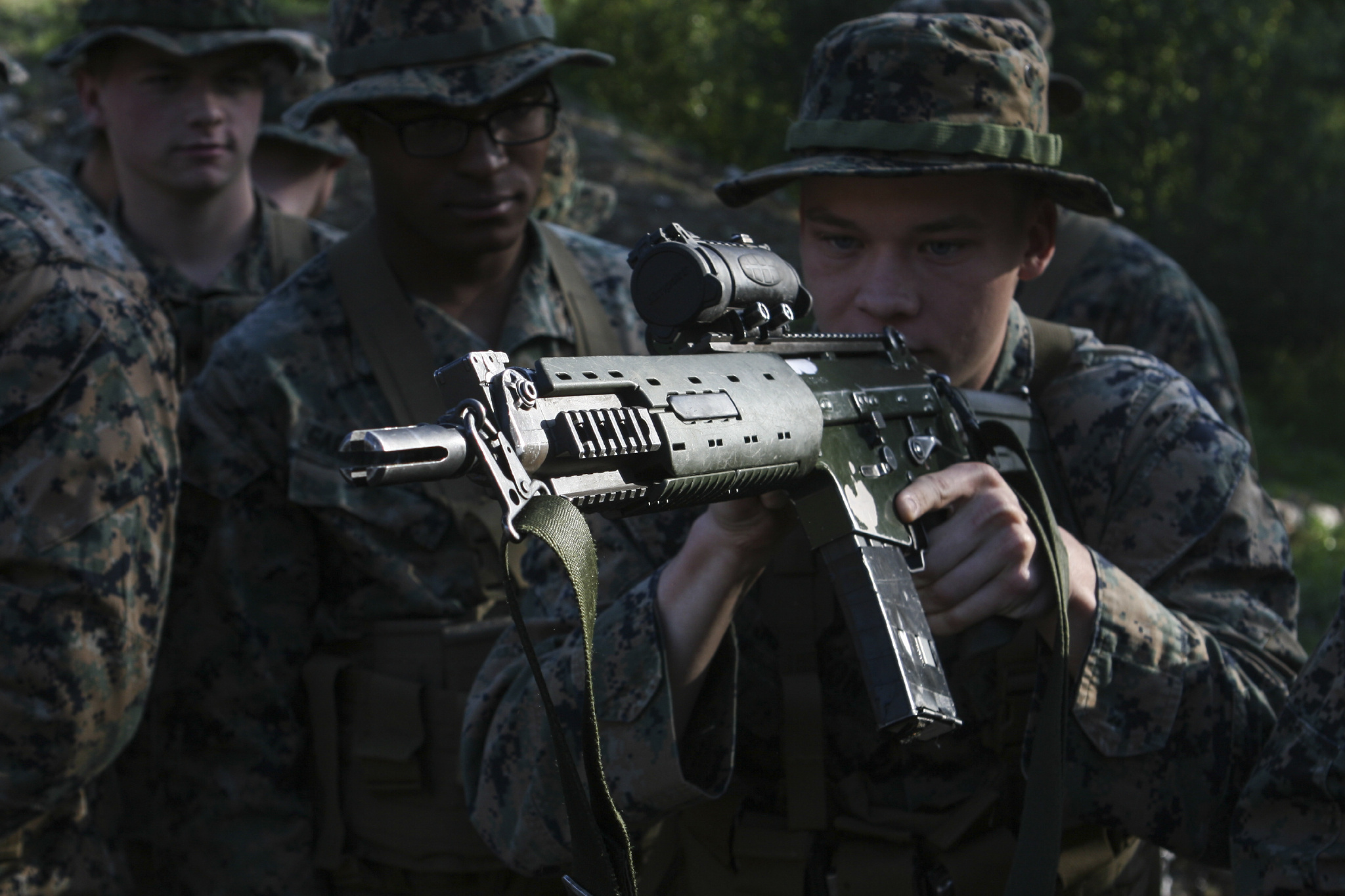 "群岛奋进"演习期间,美国海军陆战队同瑞典海岸游骑兵连的士兵在瑞典