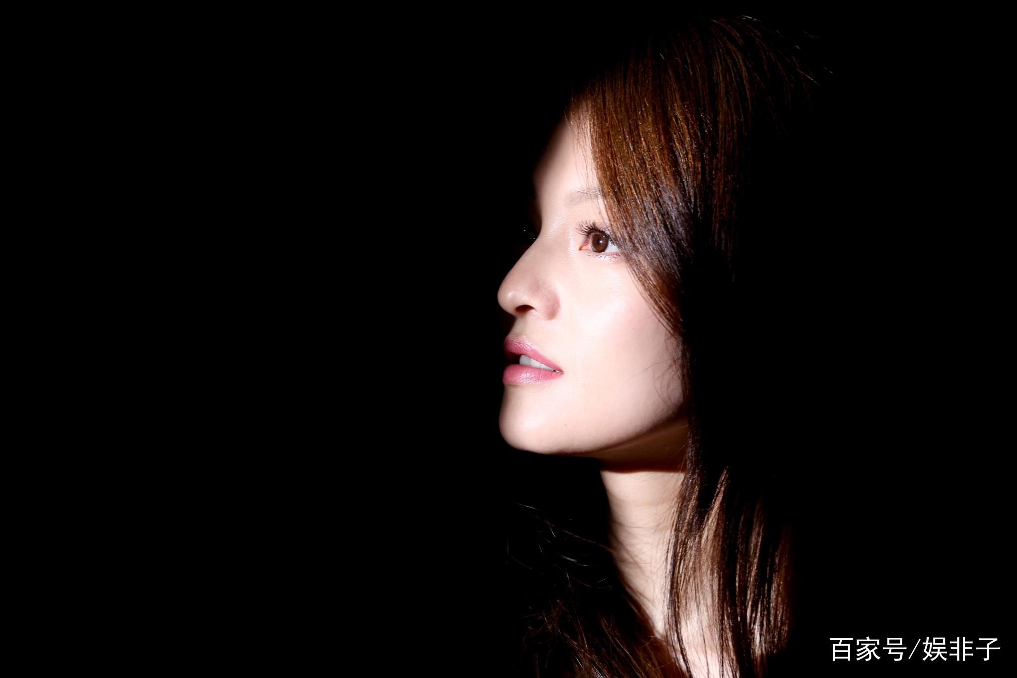 她拥有着独特的嗓音,曾与母亲结怨多年,如今靠上综艺捞金