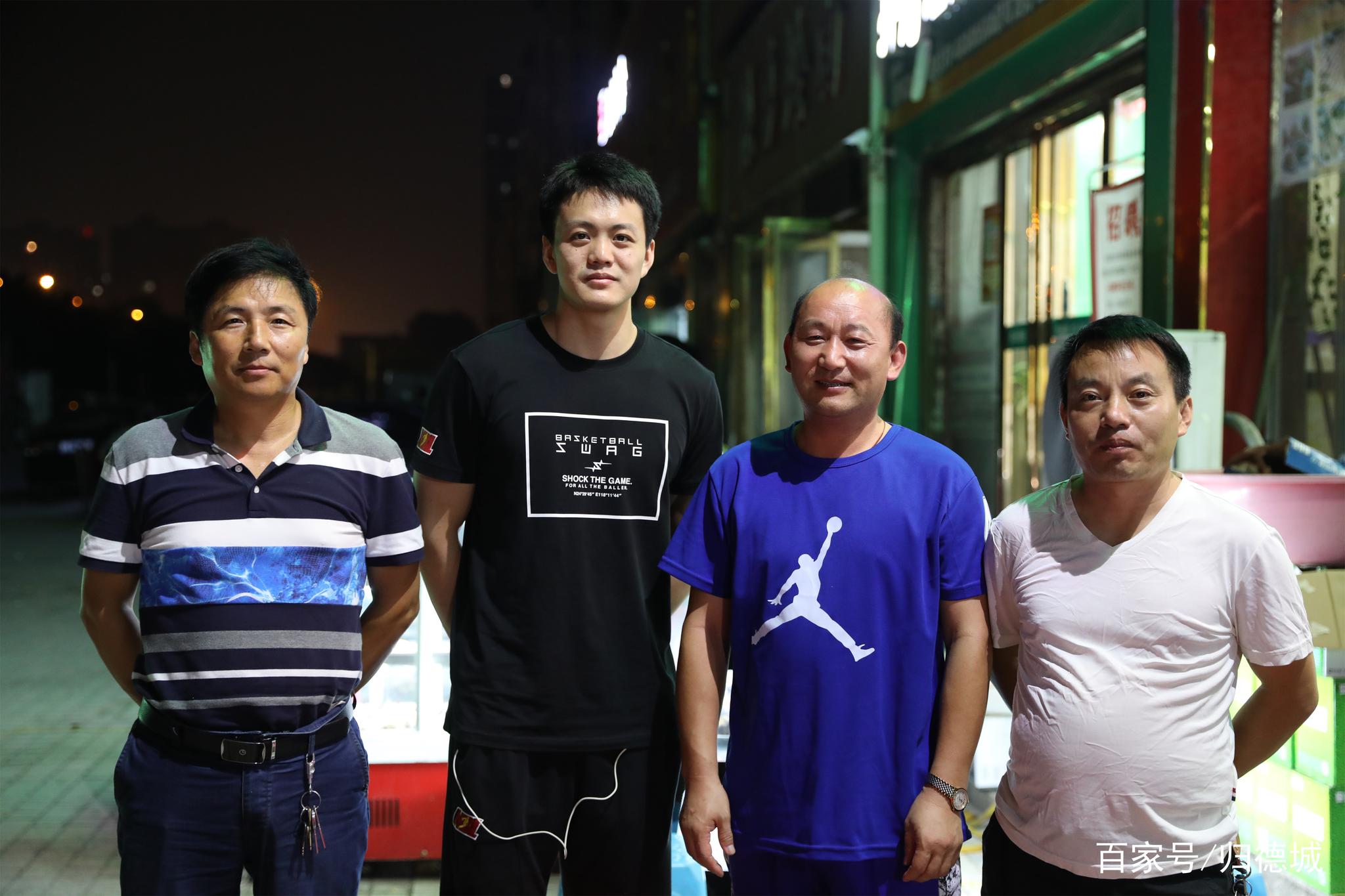 cba2018状元秀姜宇星与球迷合影王龙飞与球迷聊天河南男篮四位现役