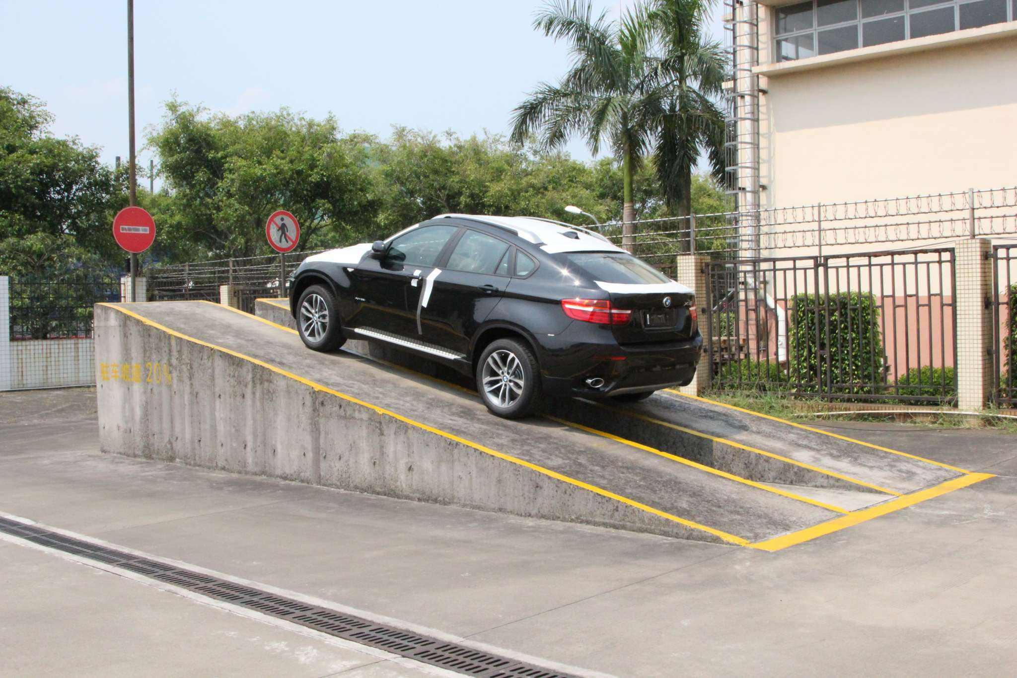 停车先挂p挡还是先拉手刹直接决定你变速箱的寿命