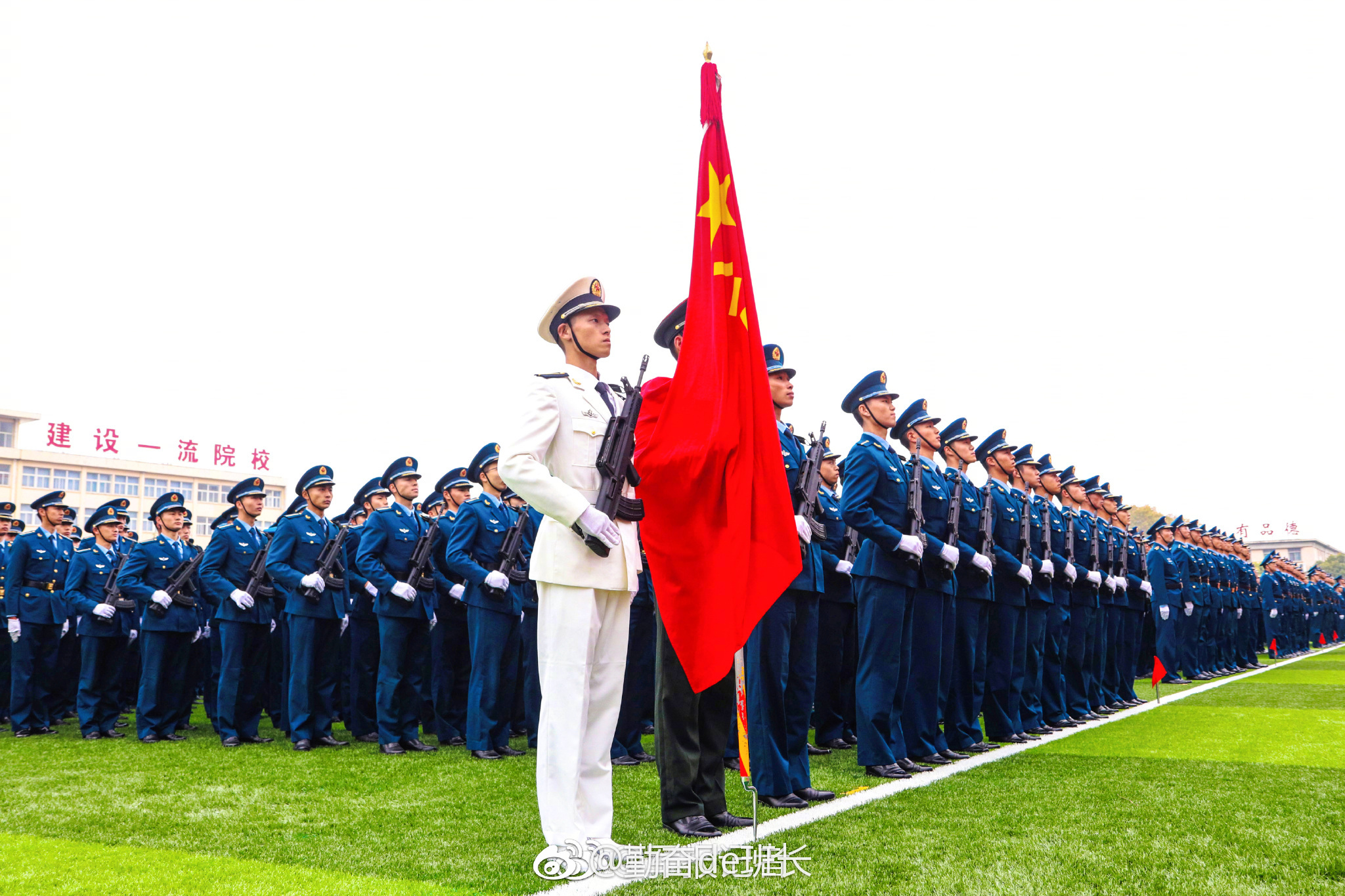 看现场空军勤务学院隆重举行阅兵式