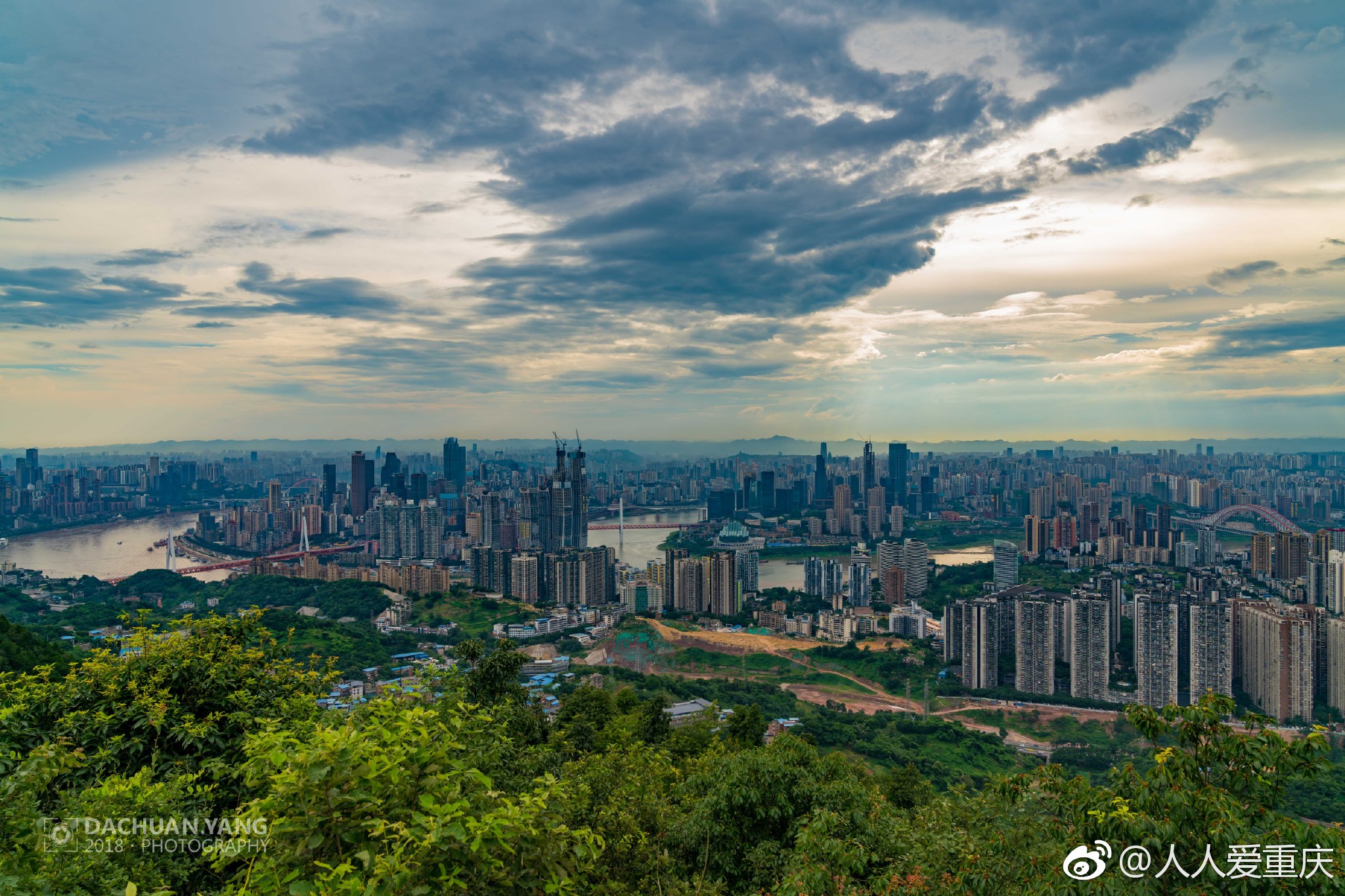 站在南山上看重庆,白天晴空万里,傍晚灯火阑珊,夕阳西下