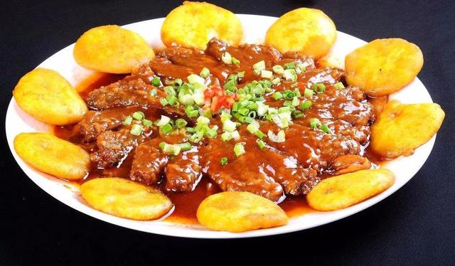 文安熬鱼小熏鸡是河北三河的一道地方传统名吃,属于河北菜.