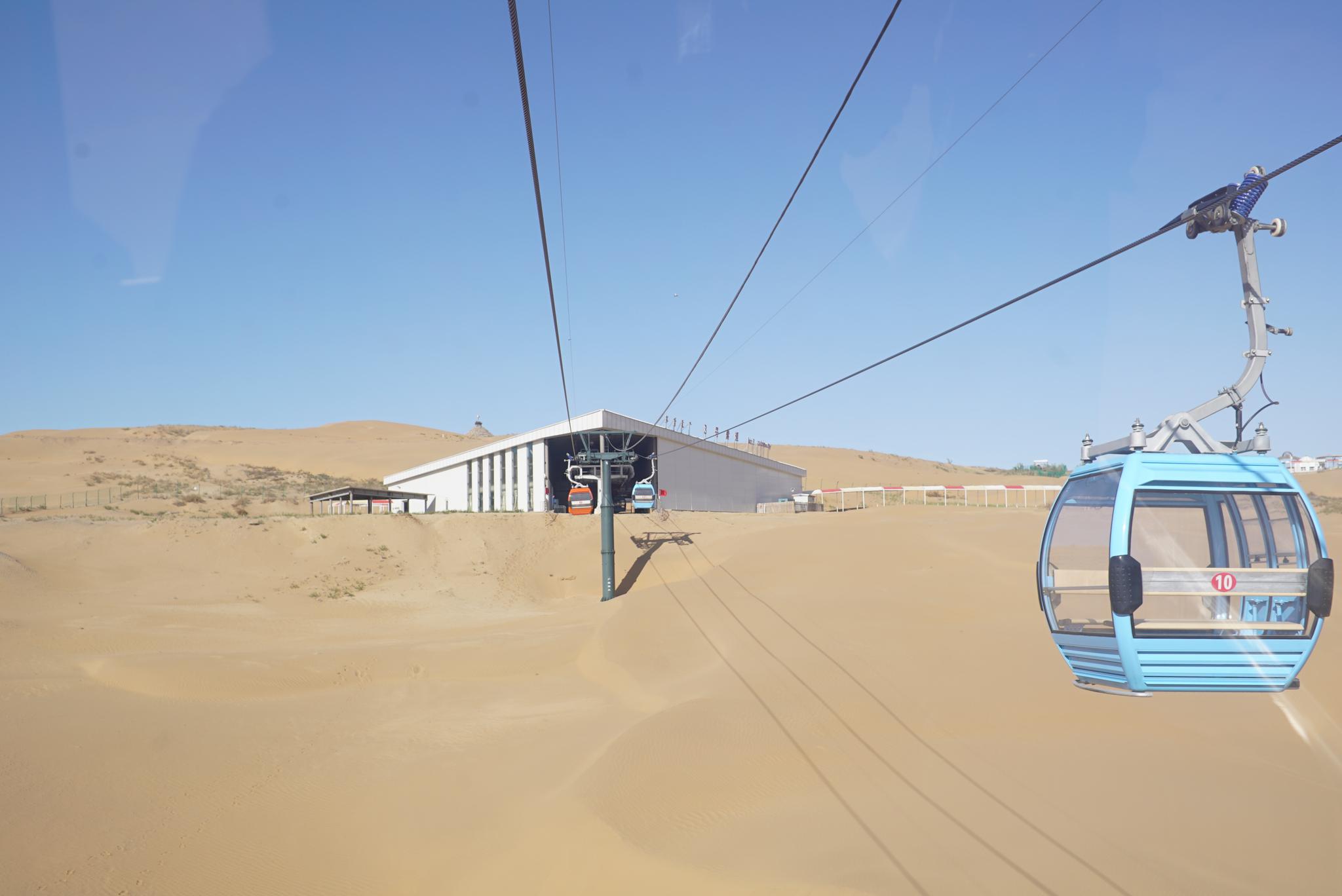 这个缆车厉害了,是沙漠缆车诶!沙漠缆车