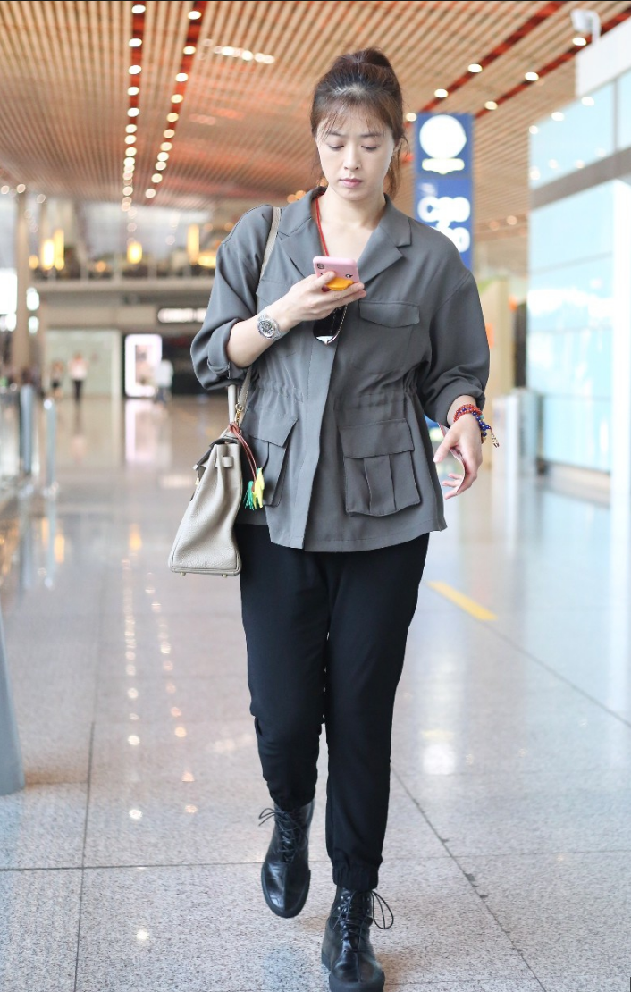 蒋欣穿灰色宽松衬衫搭配黑色长裤现身机场 "华妃娘娘"又瘦了