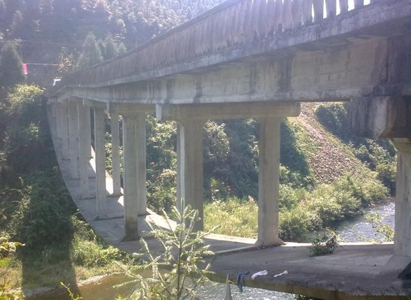 中国最奇特桥:桥身下凹桥墩悬空,首创者是华人,全世界仅几座