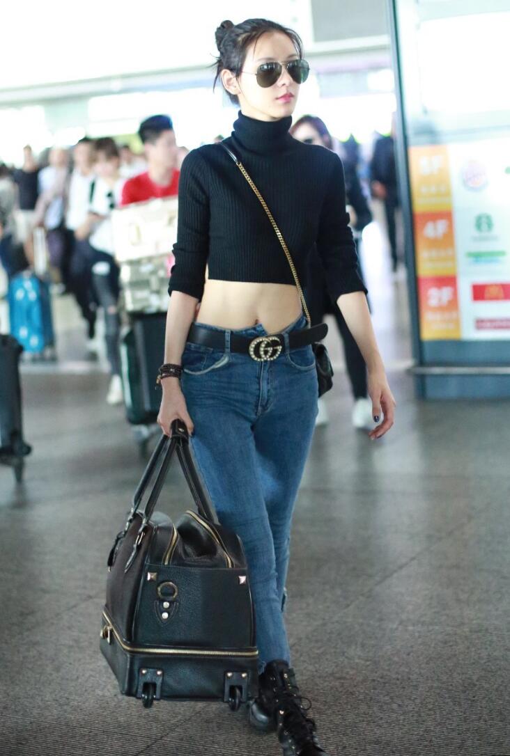 张予曦身穿黑色短款毛衣现身机场 露小蛮腰秀平坦小腹实力炫腹
