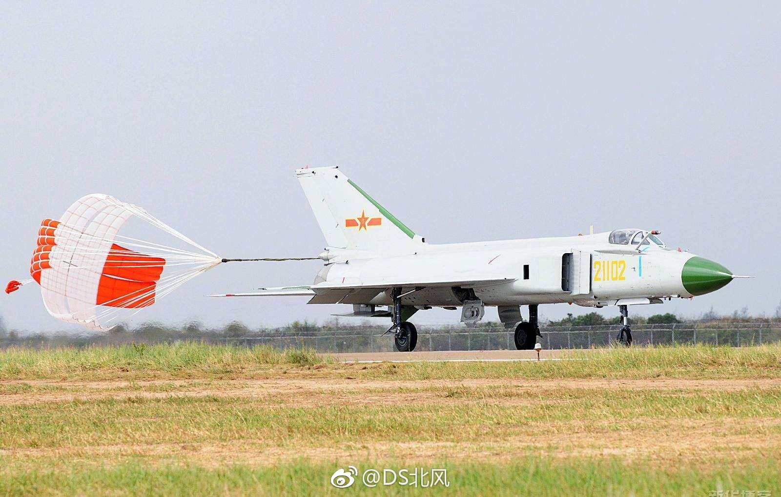 空军战机开减速伞一组|空军|减速伞|战机_新浪新闻