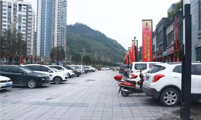 兴文光明坝石海大道全面禁停了,几百辆私家车