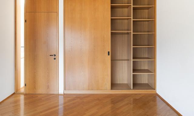 开放式衣柜圆角衣柜而且因为圆角衣柜的隐私性差,所以只能放一些装饰