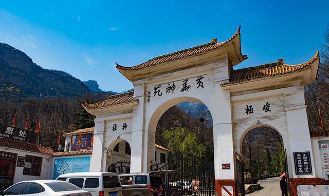 因此,2018年,在河南青天河景区和尧山景区,相继公布免门票战略之后