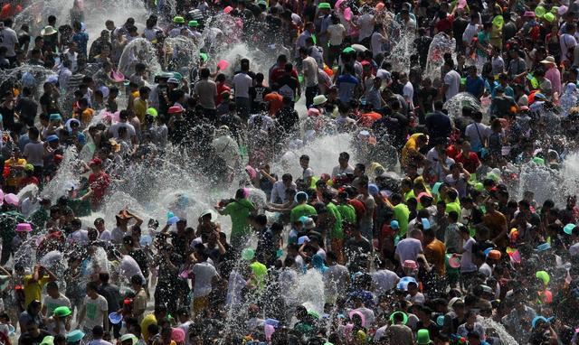 装满了水,一齐向姑娘们怀里的火球泼去,就这样一直泼了七大天七夜,才