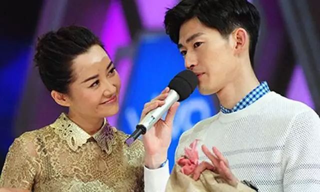 许晴|彭于晏|情侣装_新浪新闻