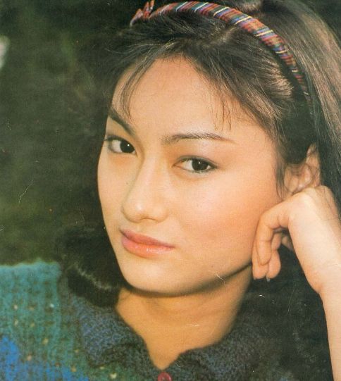 从满清贵族到要饭舞女,龙套打星到四金影后,她为何被称"神"?