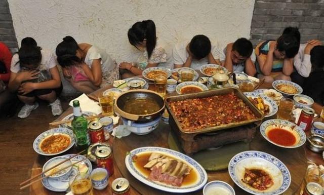 被警方抓获的传销团伙,她们每天开展着自己聚会的活动.