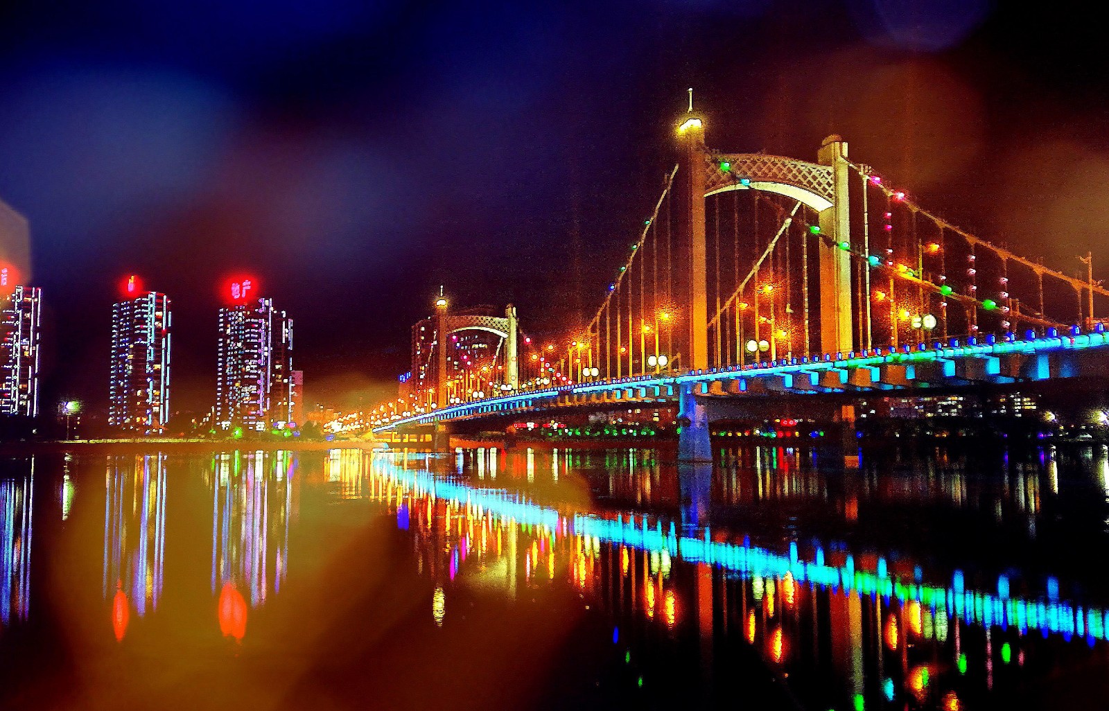 位于辽宁西部地区的朝阳市,进入夏季以来,城市的夜景,繁华而迷人.