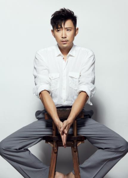 演《情深深雨蒙蒙》走红,4年陪伴毁容女友,看selina,坑惨恩人