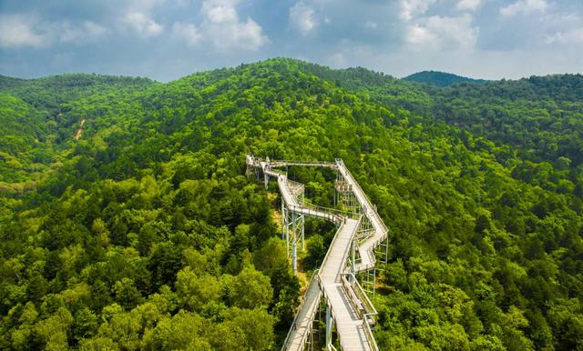 在延安黄龙县树顶漫步景区俯瞰蓝天白云下的陕北绿肺之都