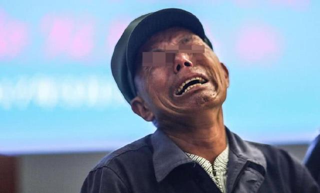 农民工在烈日下痛哭:人过40,我没有权利做一个穷人