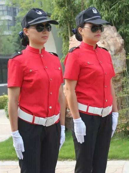 实拍高档小区美女保安: 月薪6000, 服务意识极强, 业主直呼很满意