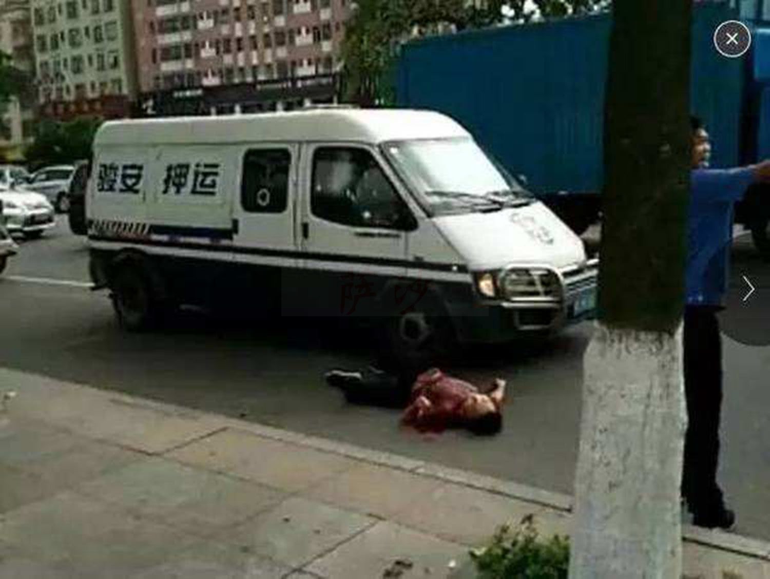 19岁美少女持自动步枪抢银行:97年河南渑池42特大抢劫运钞车案件