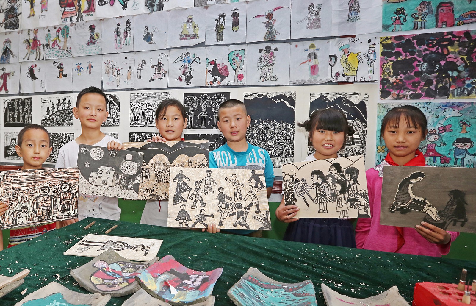 山村留守儿童雕刻版画，山间农舍和给妈妈洗脚做素材