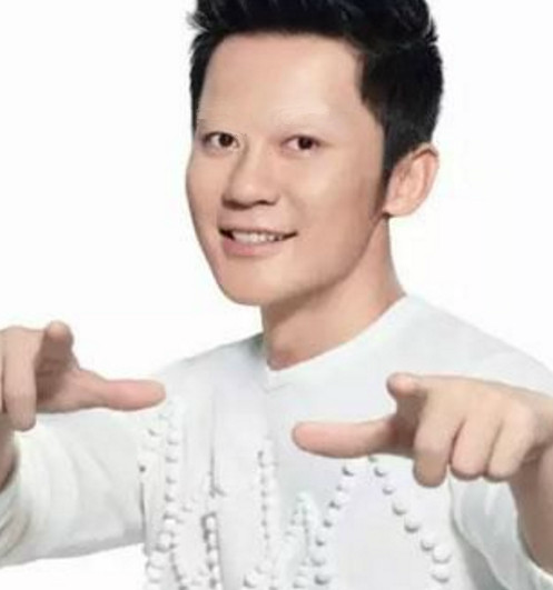 李晨失去眉毛之后对颜值也没有什么影响,笑起来还是那么的暖人心脾,这