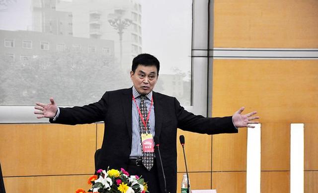 1982年,刘永行,刘永好,刘永言,刘永美四兄弟各自辞去了公职当起了农民