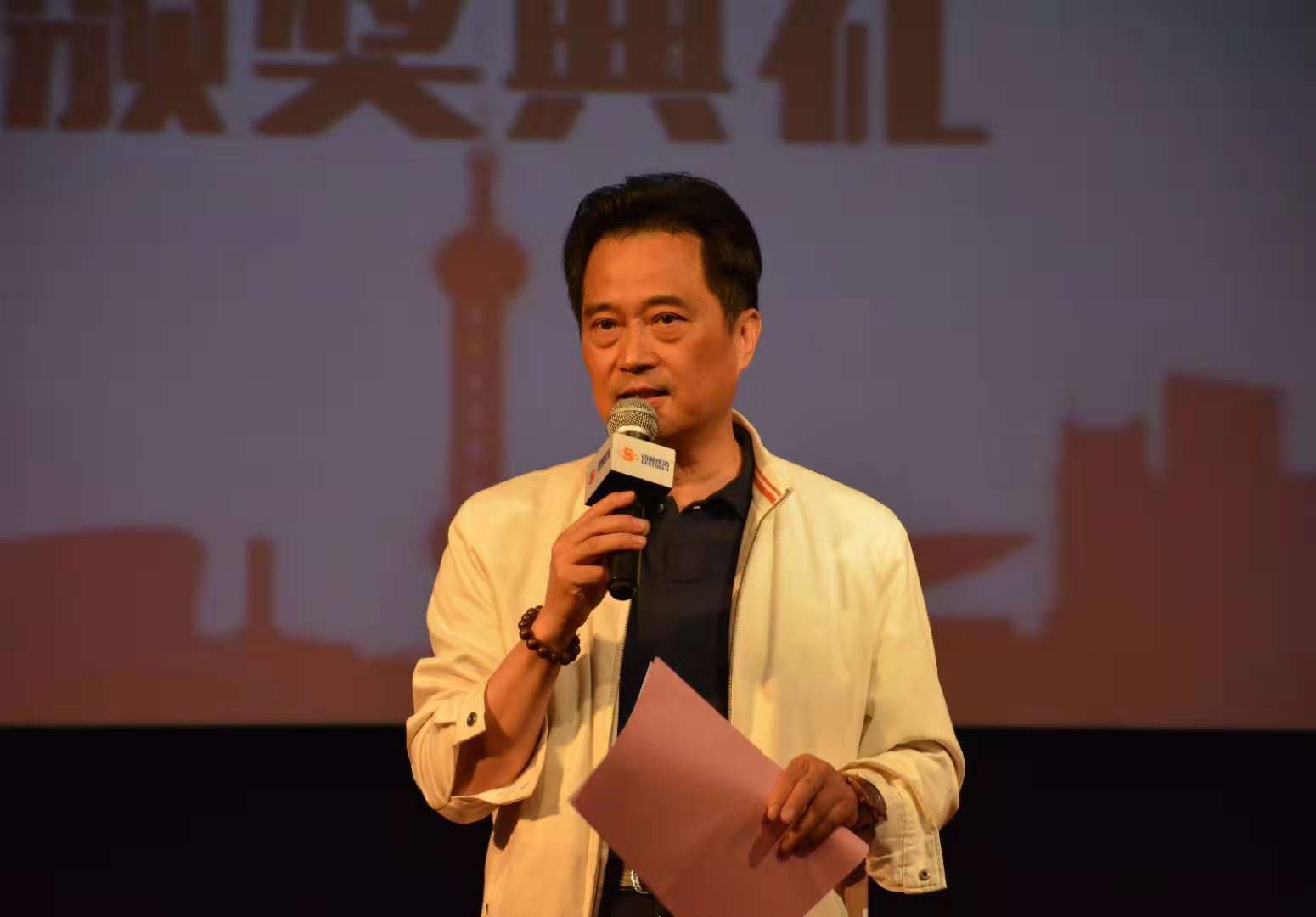 大使孙启新和国家一级演员沪剧明星徐伯涛出席活动并在现场担任评委