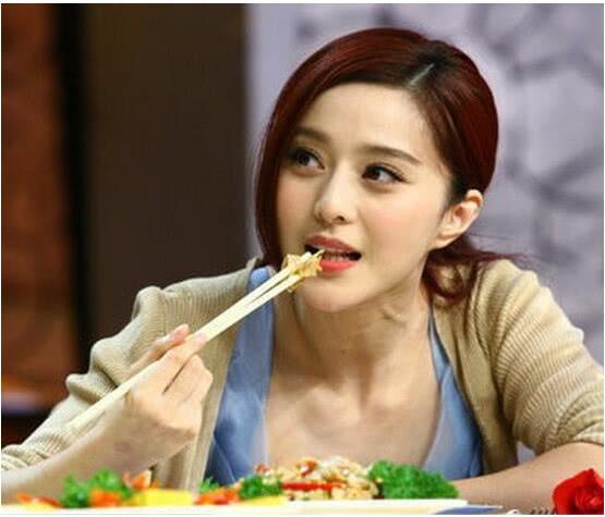 4位女星的吃饭照,赵丽颖自然,谢娜真实,网友:图4感觉太尴尬!