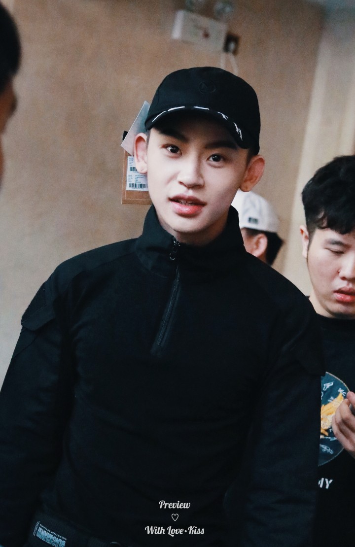 小鬼王琳凯《勇敢的世界》录制,一袭黑色紧身衣显英姿飒爽