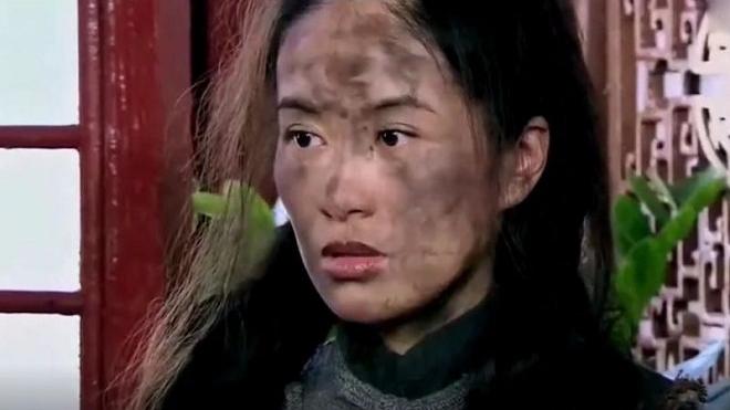 女乞丐被富豪带回家,被人嫌弃太脏,打扮后让人都看呆了!