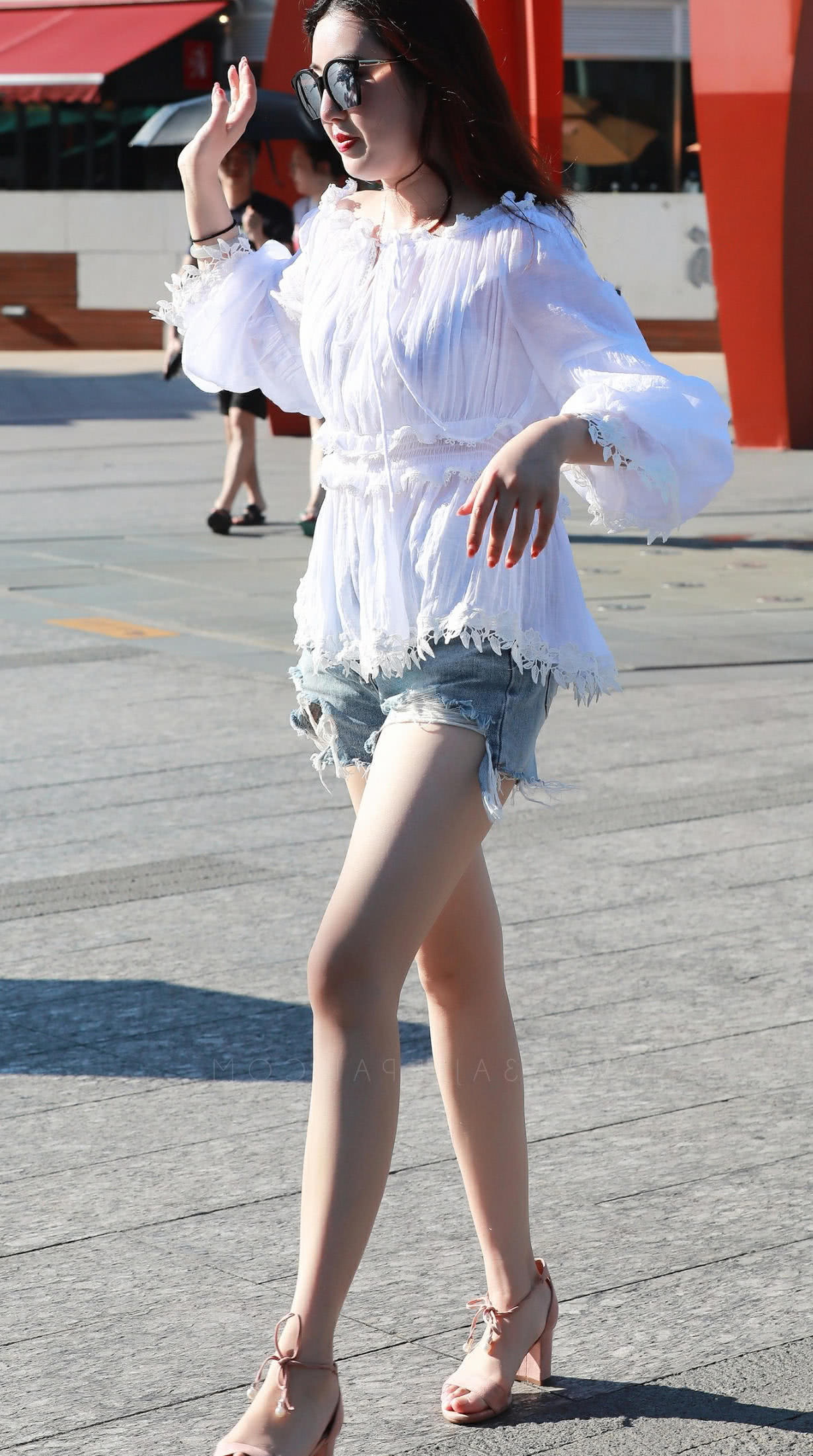 气质小姐姐蓝色短裤秀出白皙大长腿,白衣飘飘如仙女一样,腿玩年