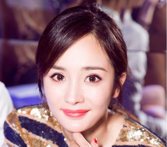 额前两缕碎发让偏分更多了一丝妩媚感,完美掩饰杨幂的大额头