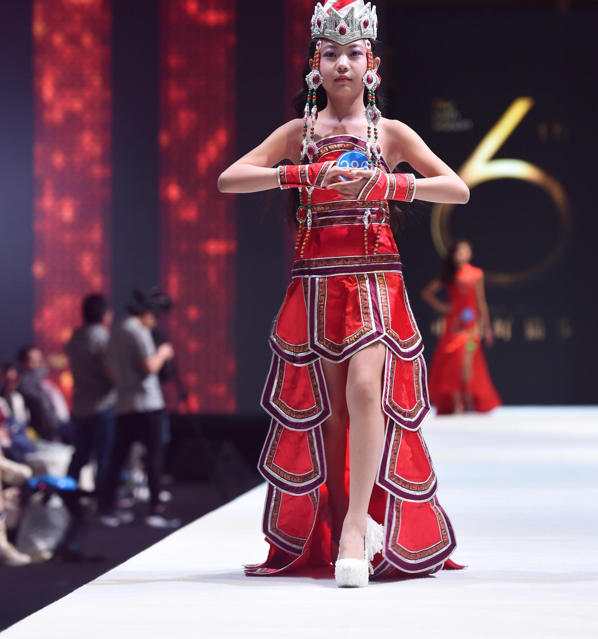 中国好猫步总决赛将内蒙古族民族的豪迈洒脱气质展示的淋漓尽致