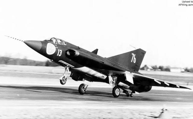 超越时代的双三角翼瑞典萨博35龙式战斗机