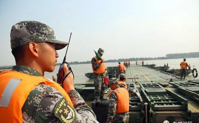 长江主航道惊现变形金刚淡定这不过是舟桥兵的常规操作