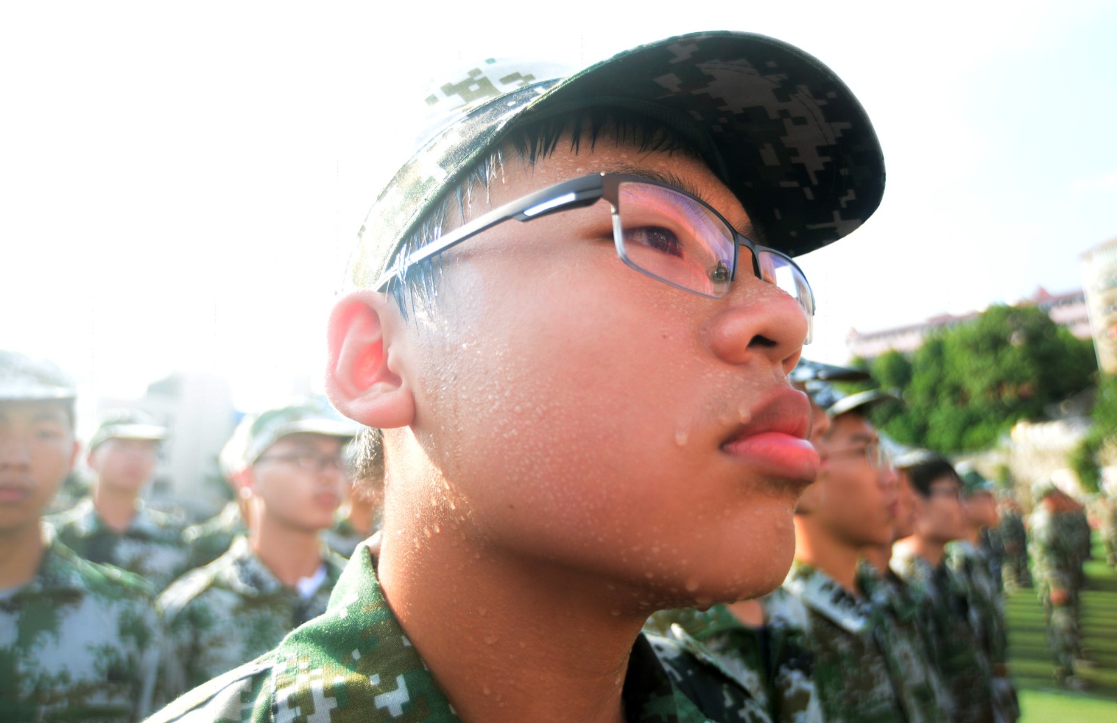 实拍00后新生军训练兵汗流浃背初具军人模样