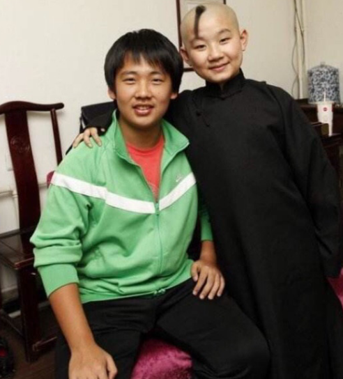 他从小就被郭德纲带着上节目 和郭麒麟胜似亲兄弟 今年最应该捧他
