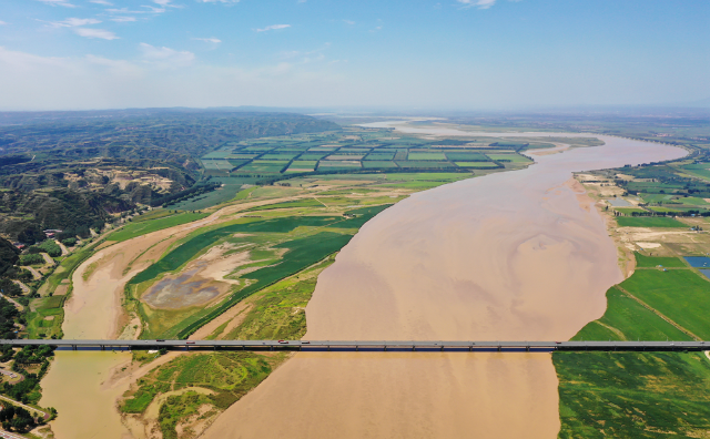 河南境内这段黄河鸟瞰如太极堪称自然奇观
