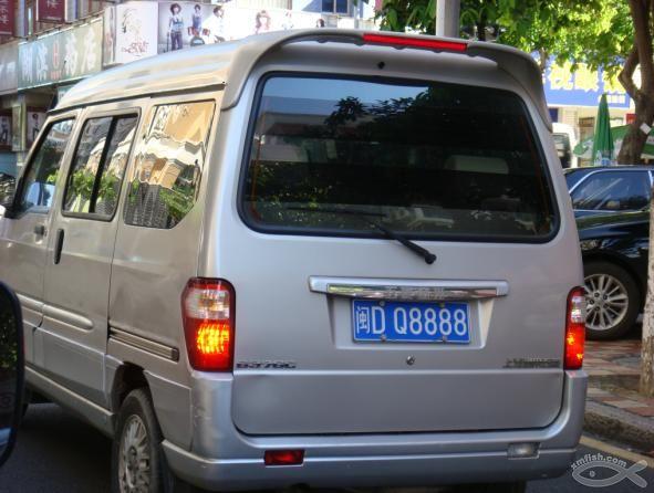 土豪花200万拍到88888车牌,一看他的座驾不由得笑抽了