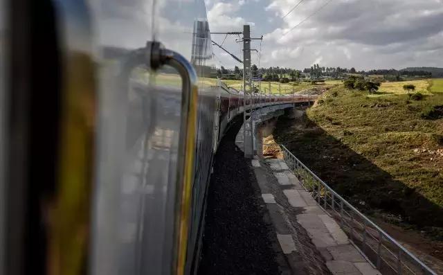 这条非洲天路火了,却"很中国"